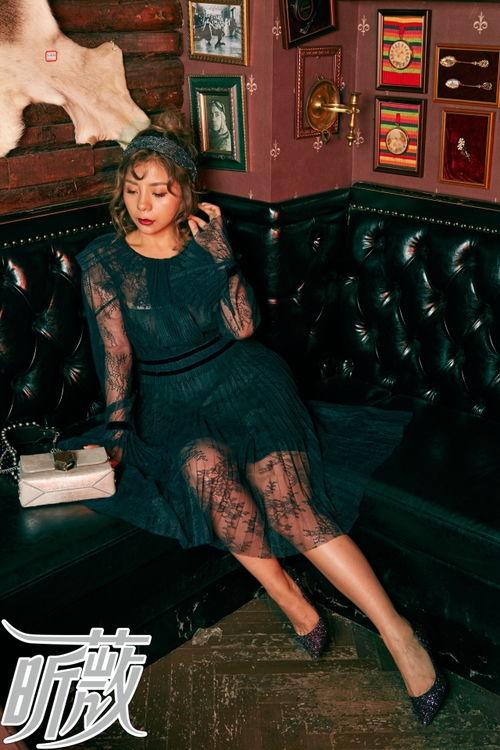 她比星星闪耀,比星星更闪耀的美丽